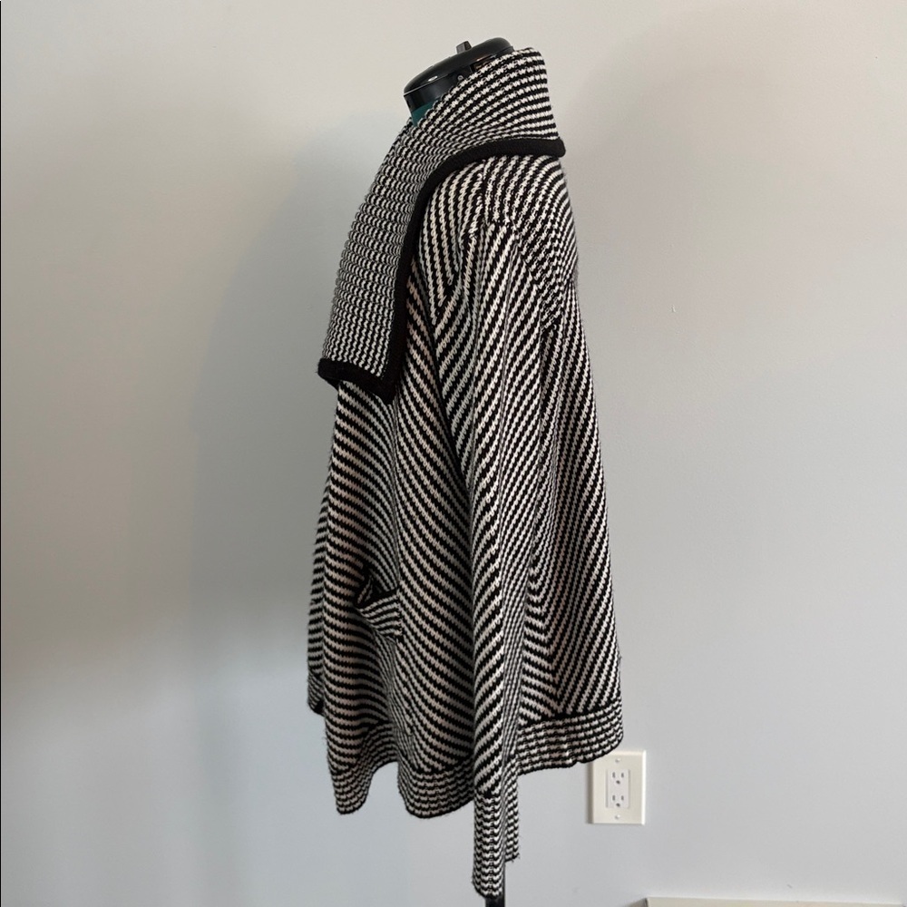 DEX Monochrome Knit Open Sweater - Picture 2 of 8